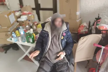 Hospitalizovan Baranin koji se iselio iz svog stana i mjesecima živio u hladnom hodniku poslovne zgrade