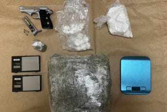 (FOTO) Uhapšeno operativno interesantno lice u Herceg Novom: Pronađen pištolj i preko kilogram kokaina i marihuane namijenjenih prodaji, oduzeta i dva skupocjena vozila