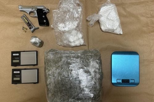 (FOTO) Uhapšeno operativno interesantno lice u Herceg Novom: Pronađen pištolj i preko kilogram kokaina i marihuane namijenjenih prodaji, oduzeta i dva skupocjena vozila