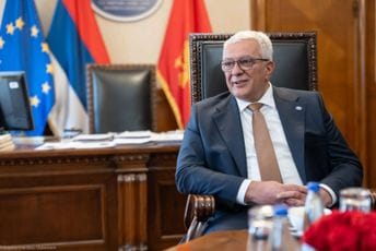 Mandić: Čestitam princu Nikoli povratak dvorca, sada da vratimo imovinu SPC i našim Karađorđevićima