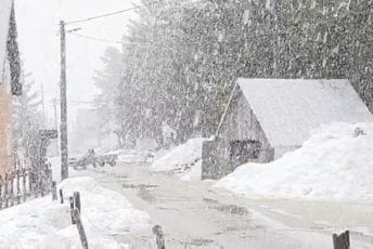(VIDEO) Vratila se zima: Pada snijeg na Žabljaku