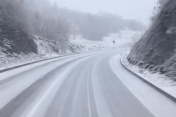 Vozite oprezno: Na više puteva u našoj državi u ovim momentima pada snijeg