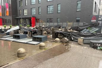 (FOTO) Snažno nevrijeme u Zagrebu: Lete krovovi, stabla padaju na automobile, povrijeđeno više osoba