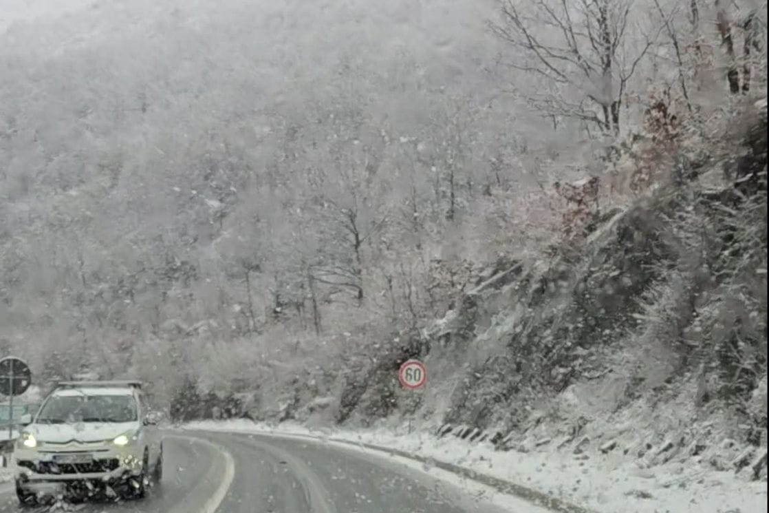 (VIDEO) Pada snijeg iznad Budve