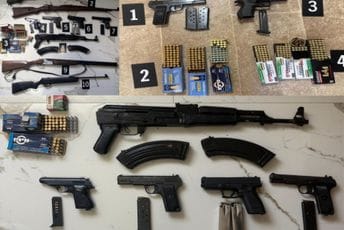 (FOTO) Ulcinj: Zaplijenjeno 11 komada oružja uključujući automatsku pušku i 415 komada municije