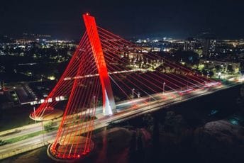Most Milenijum u crvenoj boji u znak podrške oboljelima od multipla mijeloma