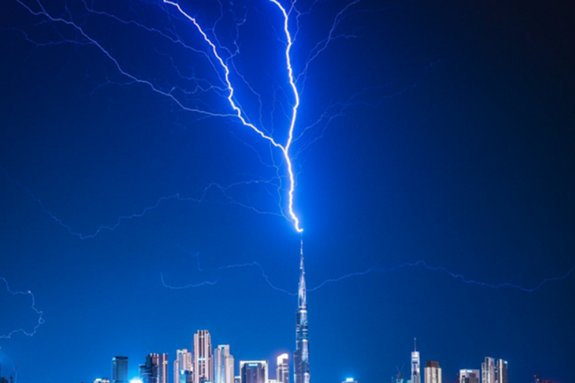 Snažno nevrijeme zahvatilo UAE: Munja pogodila najvišu zgradu na svijetu