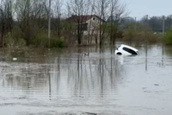 (VIDEO) Dramatična situacija u Prijedoru: Voda nosila auto i vozača
