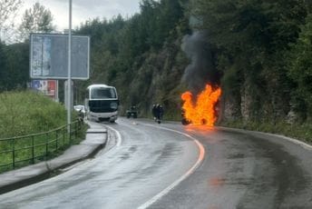 Udes na putu Budva - Jaz: Sudarili se autobus i kvad, ima povrijeđenih Udes na putu Budva - Jaz: Sudarili se autobus i kvad, ima povrijeđenih