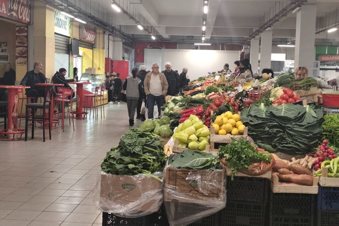 Koliko košta proljeće na tezgama u Gintašu: Jagode pet eura, sjemenski luk do 15, u ponudi i veliki izbor cvijeća