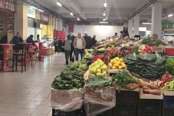 Koliko košta proljeće na tezgama u Gintašu: Jagode pet eura, sjemenski luk do 15, u ponudi i veliki izbor cvijeća