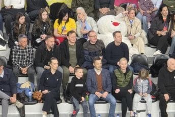 (FOTO) Mujović sa porodicom bodri "vučice"