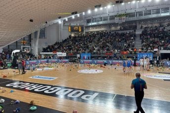 (VIDEO) Pogledajte trenutak kada su stotine igračaka namijenjene Dječijem domu "Mladost" prekrile teren