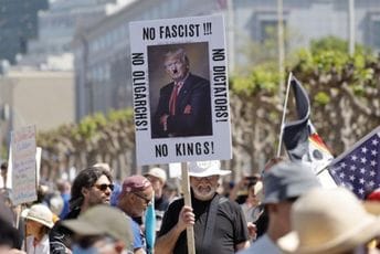 (FOTO) "Vlast pripada narodu": Širom SAD protesti protiv Trampa, hiljade ljudi na ulicama