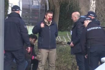 (VIDEO) Lokalni izbori u Srbiji: Desetine ljudi se potuklo u Boru, studenti tvrde da su povrijeđena dva člana mobilnog tima