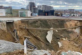 Priština: Otvorila se rupa u zemlji, 'propala' i saobraćajnica