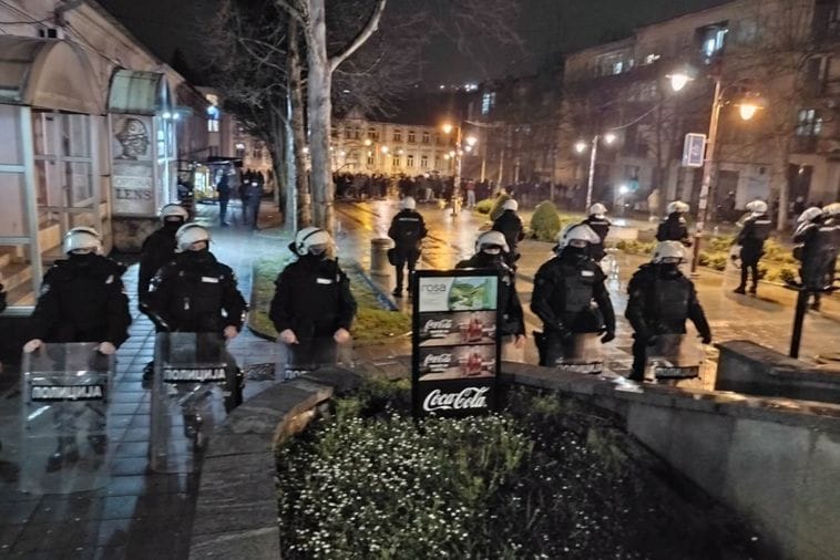 Zatvorena birališta u Srbiji, posmatrači kažu: Ovo se nije moglo nazvati izborima Zatvorena birališta u Srbiji, posmatrači kažu: Ovo se nije moglo nazvati izborima