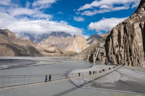 (VIDEO) Most koji ledi krv u venama: Ovo je najopasniji pješački prelaz na svijetu
