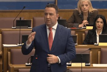 Eraković: Ako je PES ucijenjen trobojkom, mora znati da bi time pucao u građansku i evropsku Crnu Goru