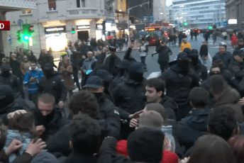 (VIDEO) Incidenti ispred Rektorata u Beogradu: Policija upotrijebila pendreke, jedan mladić povrijeđen