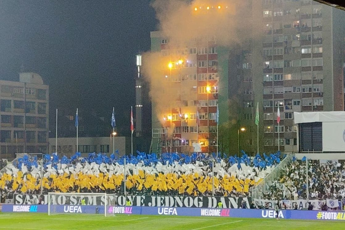 Ovo do sad nijesmo gledali: U Zenici napravili veliku bakljadu sa - balkona stambene zgrade (VIDEO)