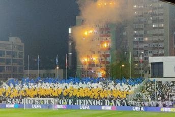 Ovo do sad nijesmo gledali: U Zenici napravili veliku bakljadu sa - balkona stambene zgrade (VIDEO)