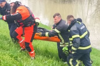 (FOTO) Spasilačka akcija u Hrvatskoj traje satima: Prevrnuo se čamac koji je prevozio migrante