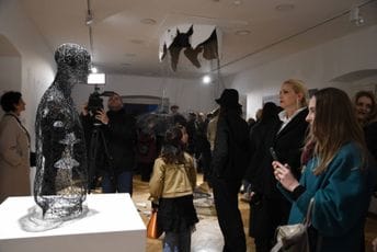 “S vjetrom u kosi” u Perjaničkom domu; Čelebić: Skulpture koje prenose ljepotu nesavršenosti i emocionalnu dubinu