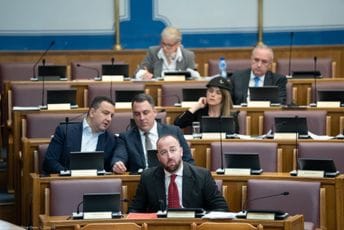 Nikolić: Premijerski sat mora biti održan do kraja mjeseca, poslanici i dalje ne znaju tačan datum