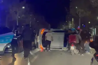 Tinejdžeri napravili karambol u Albaniji: Auta se prevrtala po bulevaru, čudo je kako nema povrijeđenih