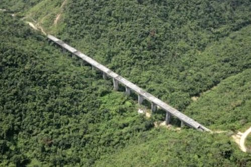 Napušteni most usred divljine: Kako je ambiciozni projekat završio kao turistička atrakcija