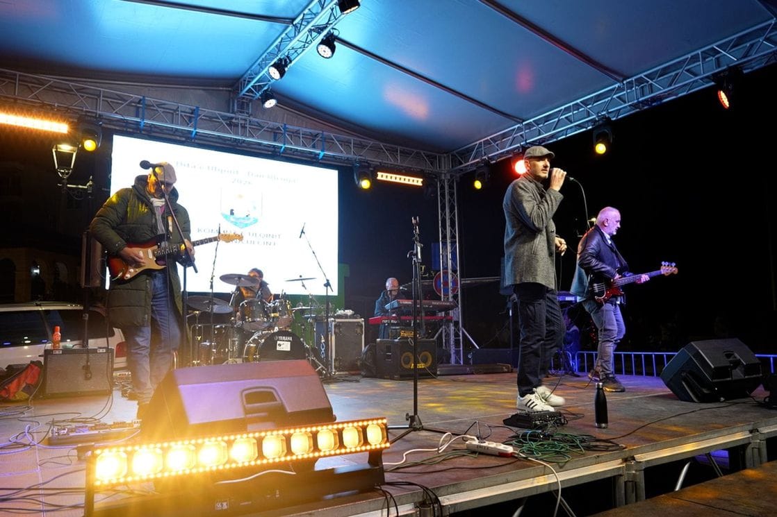 (FOTO/VIDEO) Ulcinj slavio Dan Opštine uz Perper, lokalne zvuke i regionalnu zvijezdu Fifi