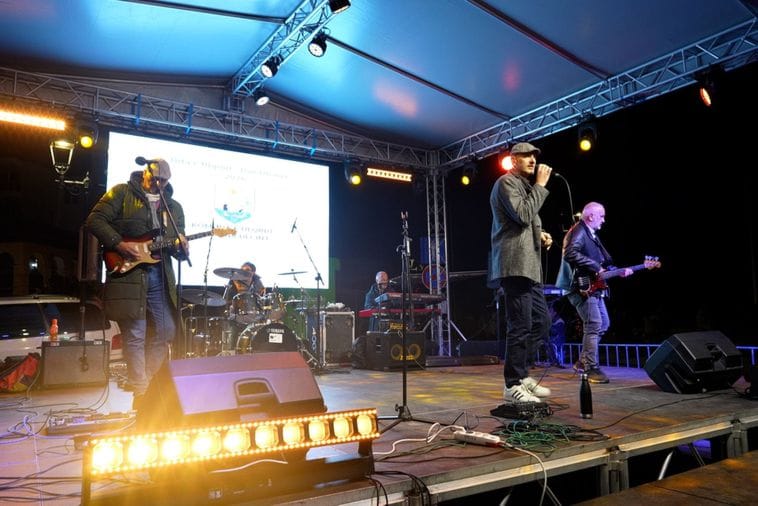 (FOTO/VIDEO) Ulcinj slavio Dan Opštine uz Perper, lokalne zvuke i regionalnu zvijezdu Fifi