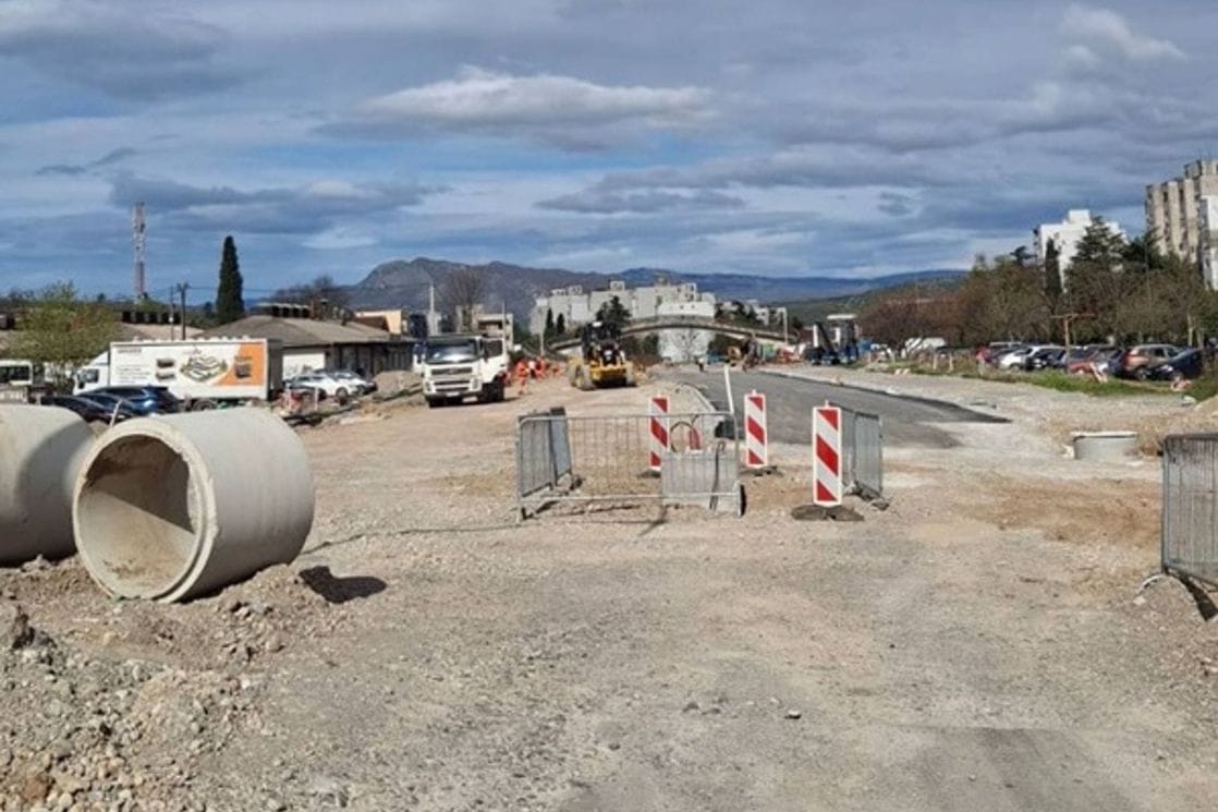 Klikovac: Asfaltiranje Bulevara Vojislavljevića trajalo koliko i slikanje lokalnih funkcionera