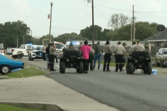 SAD: Automobilom se zaletio u gomilu, 15 osoba povrijeđeno