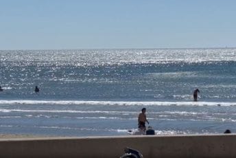 (FOTO) Ulcinj već u znaku ljeta: Plaže pune, najhrabriji uživali u moru (FOTO) Ulcinj već u znaku ljeta: Plaže pune, najhrabriji uživali u moru