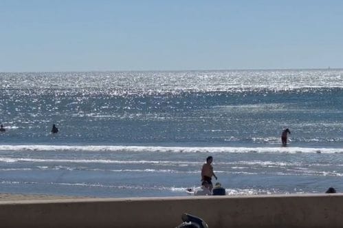 (FOTO) Ulcinj već u znaku ljeta: Plaže pune, najhrabriji uživali u moru