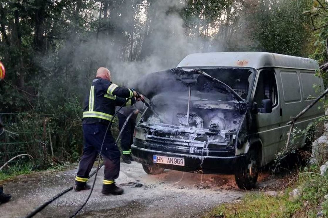 Gorio kombi u selu kod Herceg Novog
