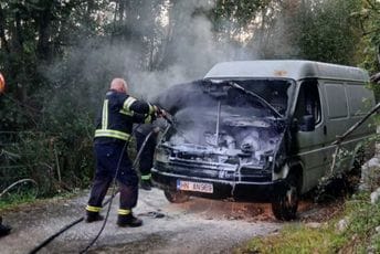 Gorio kombi u selu kod Herceg Novog