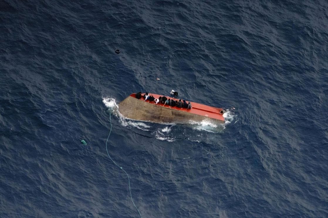 (VIDEO) Posada dva broda u blizini Italije spasila 32 migranta, 71 osoba nestala