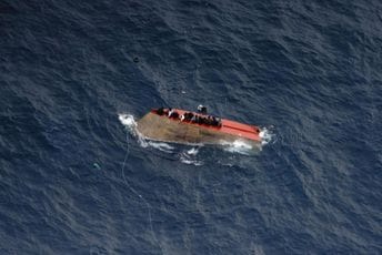 (VIDEO) Posada dva broda u blizini Italije spasila 32 migranta, 71 osoba nestala (VIDEO) Posada dva broda u blizini Italije spasila 32 migranta, 71 osoba nestala