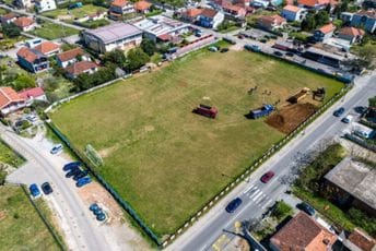 (FOTO) Počela rekonstrukcija stadiona FK Crvena Stijena u Tološima