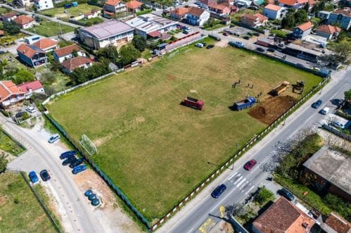 (FOTO) Počela rekonstrukcija stadiona FK Crvena Stijena u Tološima
