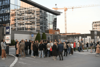 Protest ispred zgrade N1, zaposleni zabrinuti zbog razrješenja direktora (VIDEO)