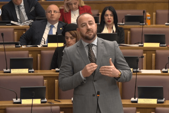 Nikolić: Nije inicijativa za uvođenje trobojke nego brakorazvodna parnica koalicije ZBCG