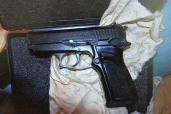 (FOTO) Pretresani stanovi koje koristi osumnjičeni za podmetanje požara u Gornjoj Lastvi: Pronađena tri pištolja (FOTO) (FOTO) Pretresani stanovi koje koristi osumnjičeni za podmetanje požara u Gornjoj Lastvi: Pronađena tri pištolja (FOTO)