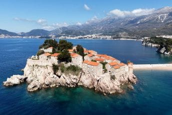(VIDEO) Sveti Stefan i Vila Miločer vraćaju se u punom sjaju: Pogledajte kadrove luksuznog kompleksa koji od početka ljeta ponovo dočekuje goste