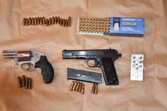 Hapšenja u Budvi i Petrovcu: Pronađeni pištolji, tablete s liste opijata i hašiš Hapšenja u Budvi i Petrovcu: Pronađeni pištolji, tablete s liste opijata i hašiš