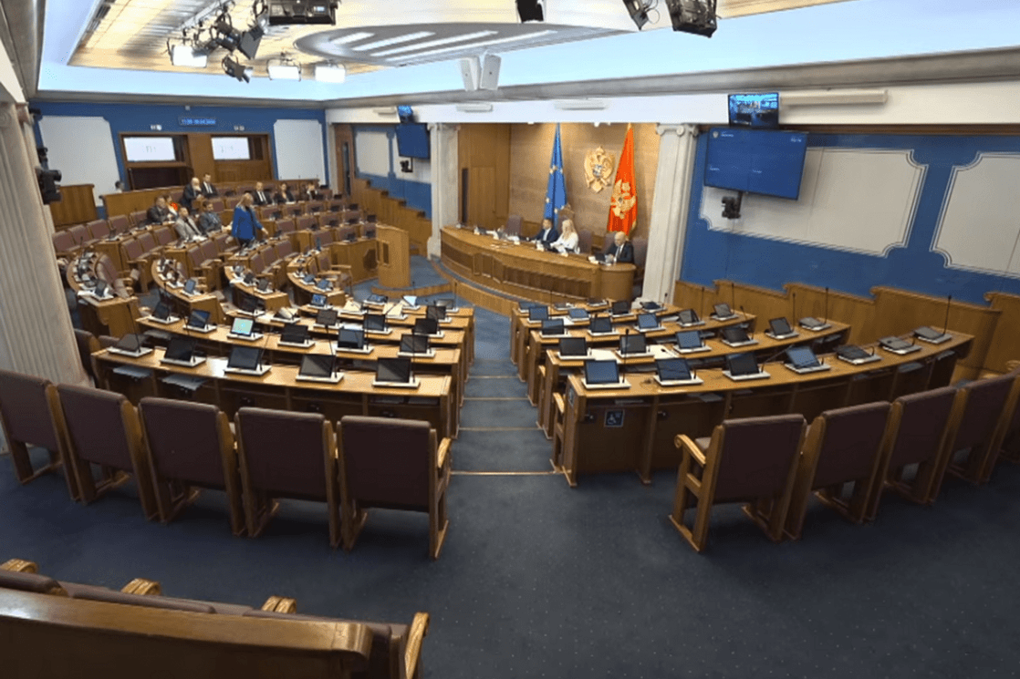 Bez poslanika opozicije: U Skupštini večeras usvojeno više zakonskih akata