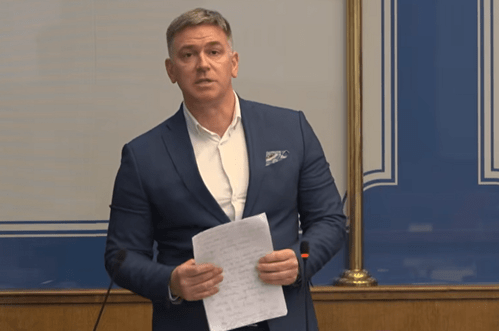 Burno je danas bilo u Skupštini: Knežević Hutera optužio da je poslanik kavačkog klana, on njega da je špijun BIA-e